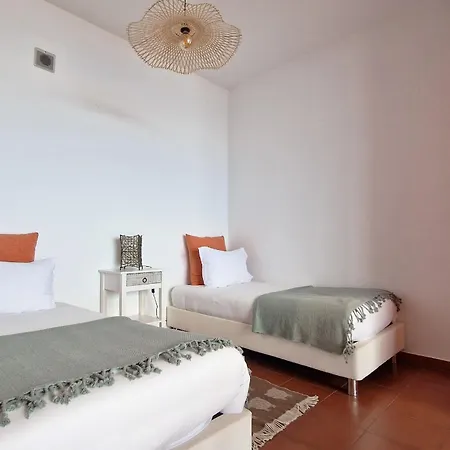 Ferienhaus Vivenda Da Esquina - Pool & Sea View By Lovelystay Caniço
